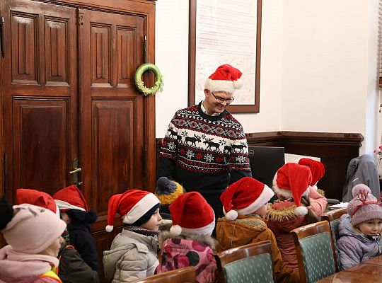 Przedszkolaki udekorowały choinkę w ratuszu 59521