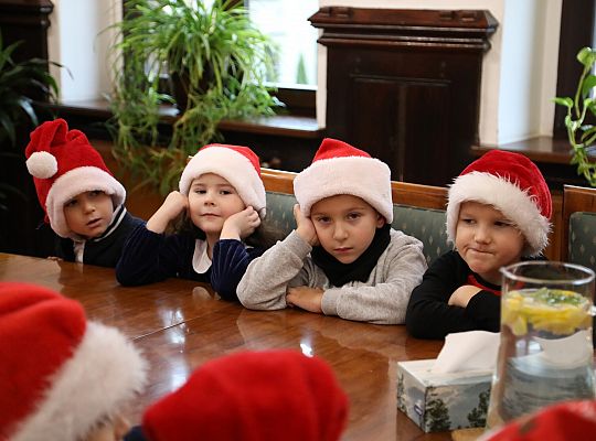 Przedszkolaki udekorowały choinkę w ratuszu 59523