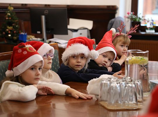 Przedszkolaki udekorowały choinkę w ratuszu 59524