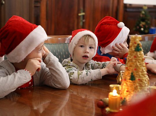 Przedszkolaki udekorowały choinkę w ratuszu 59525