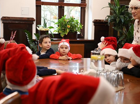 Przedszkolaki udekorowały choinkę w ratuszu 59528