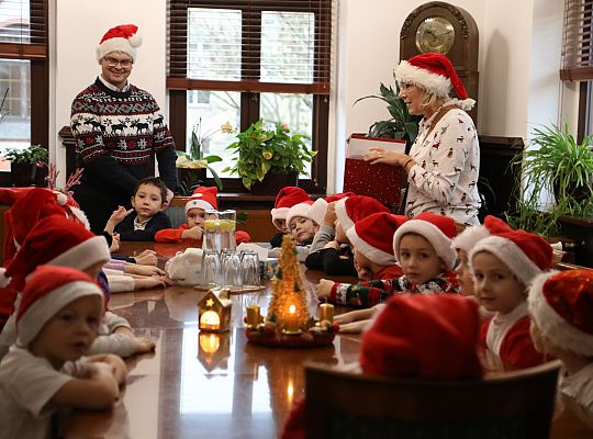 Przedszkolaki udekorowały choinkę w ratuszu 59529