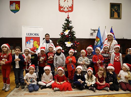 Przedszkolaki udekorowały choinkę w ratuszu 59530