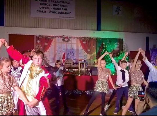 W szczytnym celu wystąpili w spektaklu w Szkole 60394