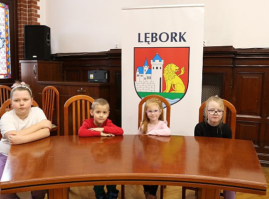 Uczniowie Szkoły Podstawowej w Łebuni odwiedzili 60884