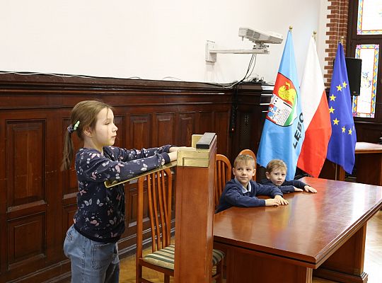 Uczniowie Szkoły Podstawowej w Łebuni odwiedzili 60883