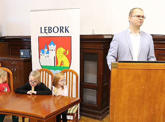 Uczniowie Szkoły Podstawowej w Łebuni odwiedzili 60877