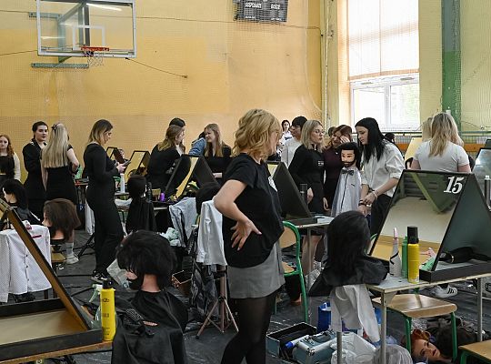 Uczniowie fryzjerskiego rzemiosła zaprezentowali 60945