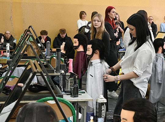 Uczniowie fryzjerskiego rzemiosła zaprezentowali 60948