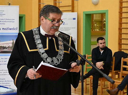 Uczniowie fryzjerskiego rzemiosła zaprezentowali 60949