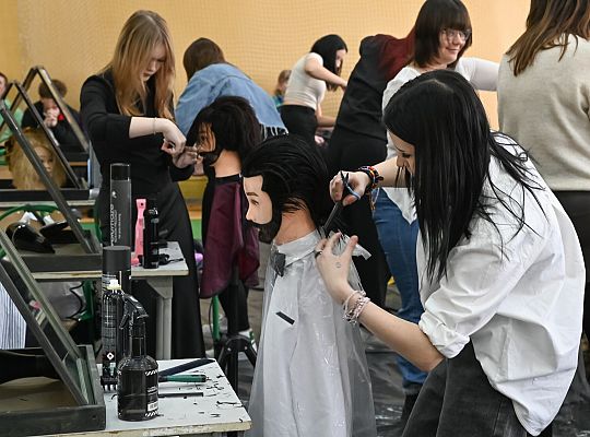 Uczniowie fryzjerskiego rzemiosła zaprezentowali 60952