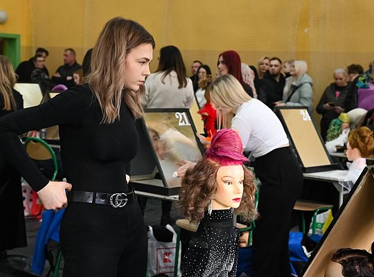 Uczniowie fryzjerskiego rzemiosła zaprezentowali 60955