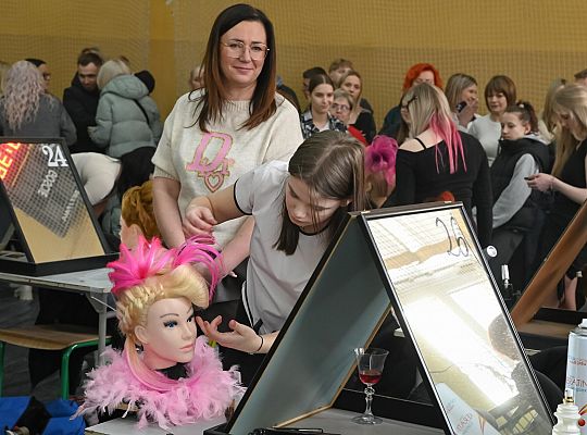 Uczniowie fryzjerskiego rzemiosła zaprezentowali 60956