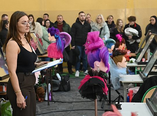 Uczniowie fryzjerskiego rzemiosła zaprezentowali 60959