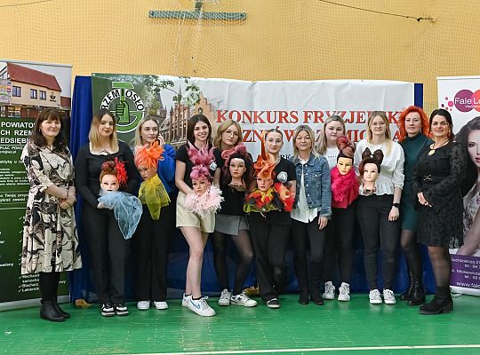 Uczniowie fryzjerskiego rzemiosła zaprezentowali 60966