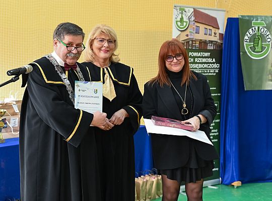 Uczniowie fryzjerskiego rzemiosła zaprezentowali 60972