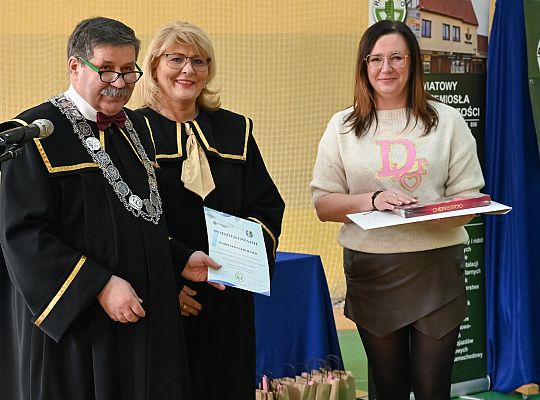 Uczniowie fryzjerskiego rzemiosła zaprezentowali 60973