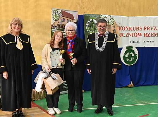 Uczniowie fryzjerskiego rzemiosła zaprezentowali 60975