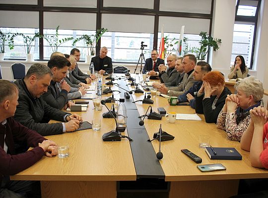 W Urzędzie Gminy Nowa Wieś Lęborska burmistrz i 61013