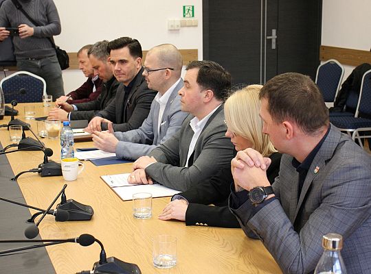 W Urzędzie Gminy Nowa Wieś Lęborska burmistrz i 61016