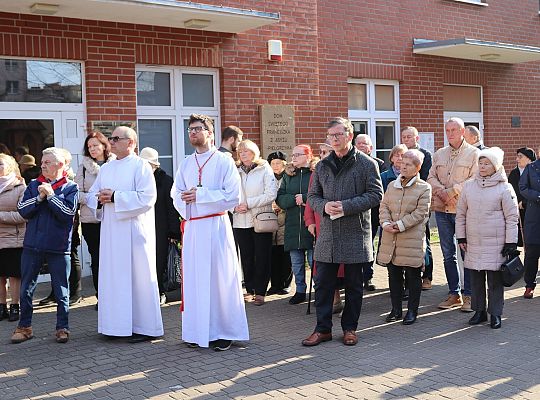 W hołdzie ofiarom sowieckiej zbrodni na plebanii 61579