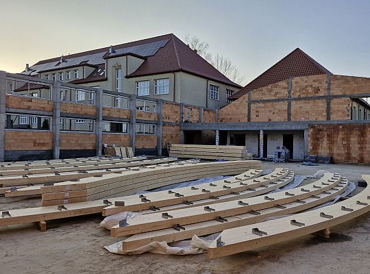 Budowana hala sportowa przy SP1 zyska zadaszenie 61653