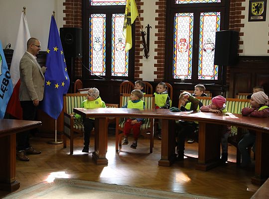 Przedszkolaki poznają pracę samorządu – wizyta w 62209