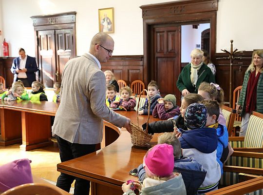 Przedszkolaki poznają pracę samorządu – wizyta w 62211