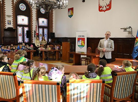 Przedszkolaki poznają pracę samorządu – wizyta w 62215
