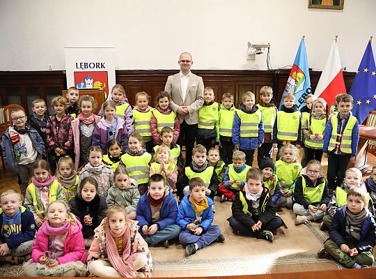 Przedszkolaki poznają pracę samorządu – wizyta w 62217