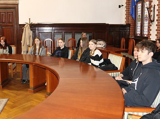 Ósmoklasiści z SP 3 poznali kulisy pracy ratusza! 62410