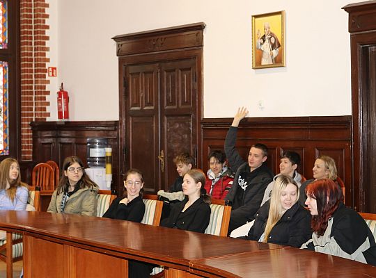 Ósmoklasiści z SP 3 poznali kulisy pracy ratusza! 62415