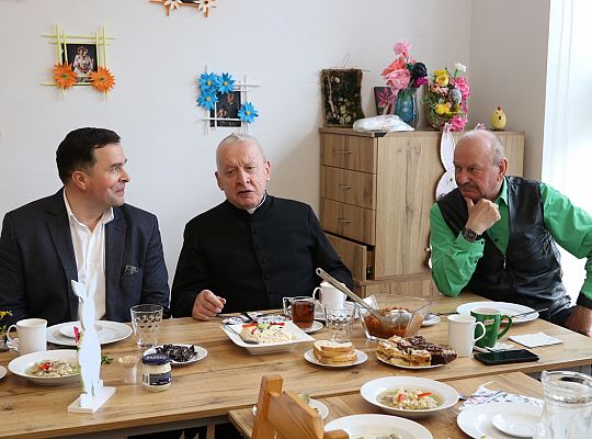 Na wielkanocnym śniadaniu z seniorami 62441