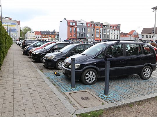 Ograniczniki na parkingach. Pomagają kierowcom, 62518