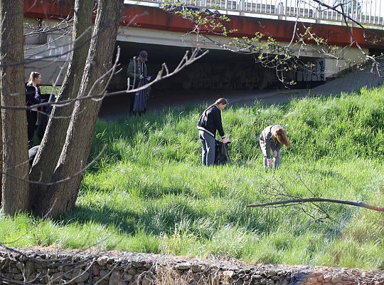 Mieszkańcy ruszyli nad Łebę – wspólne sprzątanie w 62555