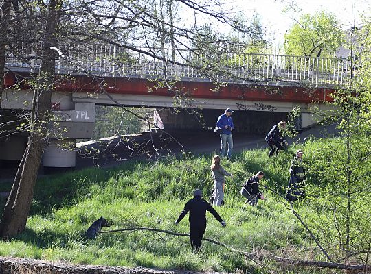 Mieszkańcy ruszyli nad Łebę – wspólne sprzątanie w 62556