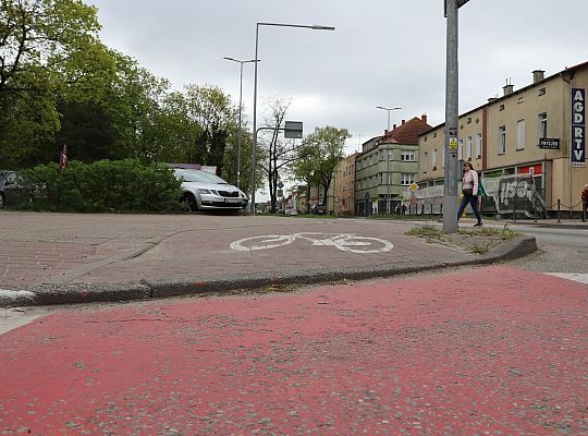 Krawężnik przed obniżeniem 62698