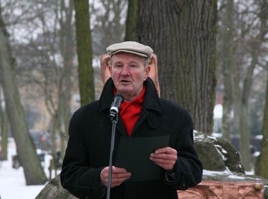 Znicze i kwiaty dla Sybiraków, którzy nie 1985