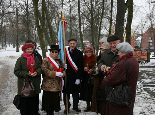 Znicze i kwiaty dla Sybiraków, którzy nie 1983
