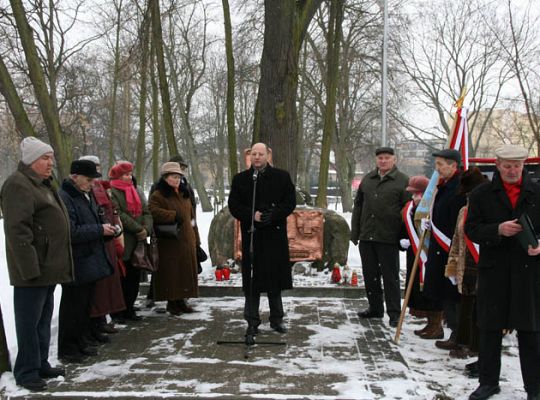 Znicze i kwiaty dla Sybiraków, którzy nie 1986