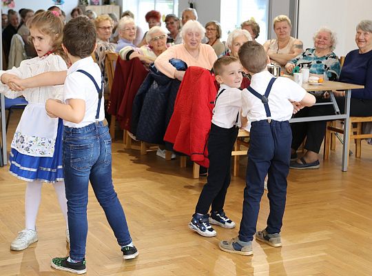 Radośnie i z sercem – Dzień Matki na spotkaniu 63470