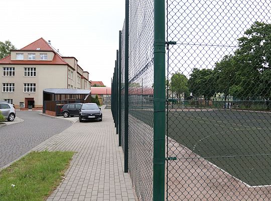 Bezpieczniej na boisku – nowy piłkochwyt przy SP 64107