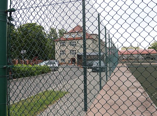Bezpieczniej na boisku – nowy piłkochwyt przy SP 64106