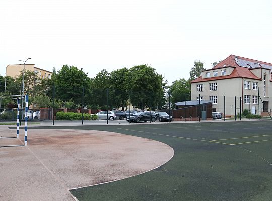 Bezpieczniej na boisku – nowy piłkochwyt przy SP 64108