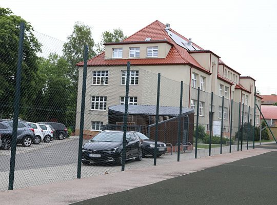 Bezpieczniej na boisku – nowy piłkochwyt przy SP 64109
