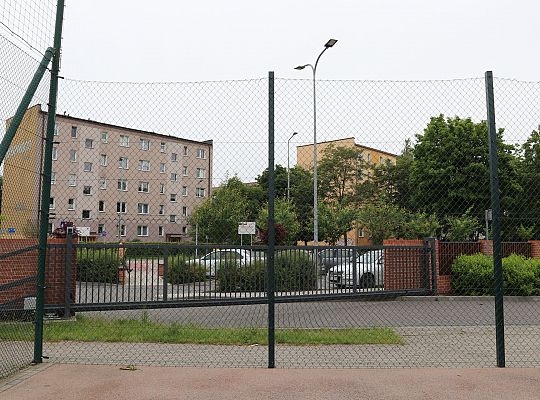 Bezpieczniej na boisku – nowy piłkochwyt przy SP 64110