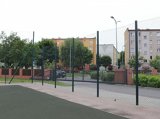 Bezpieczniej na boisku – nowy piłkochwyt przy SP 64111