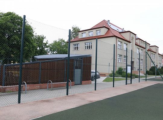 Bezpieczniej na boisku – nowy piłkochwyt przy SP 64105