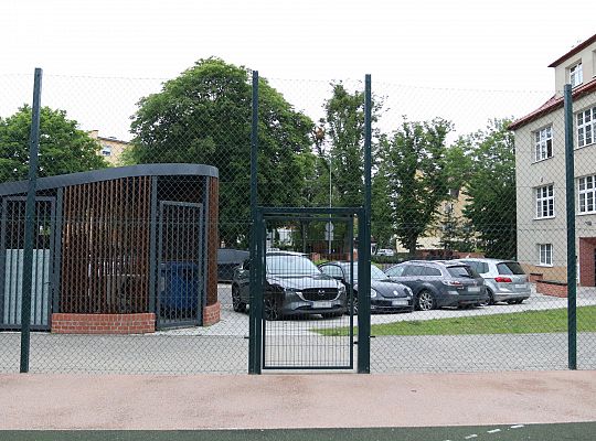 Bezpieczniej na boisku – nowy piłkochwyt przy SP 64112