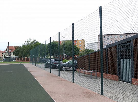 Bezpieczniej na boisku – nowy piłkochwyt przy SP 64113